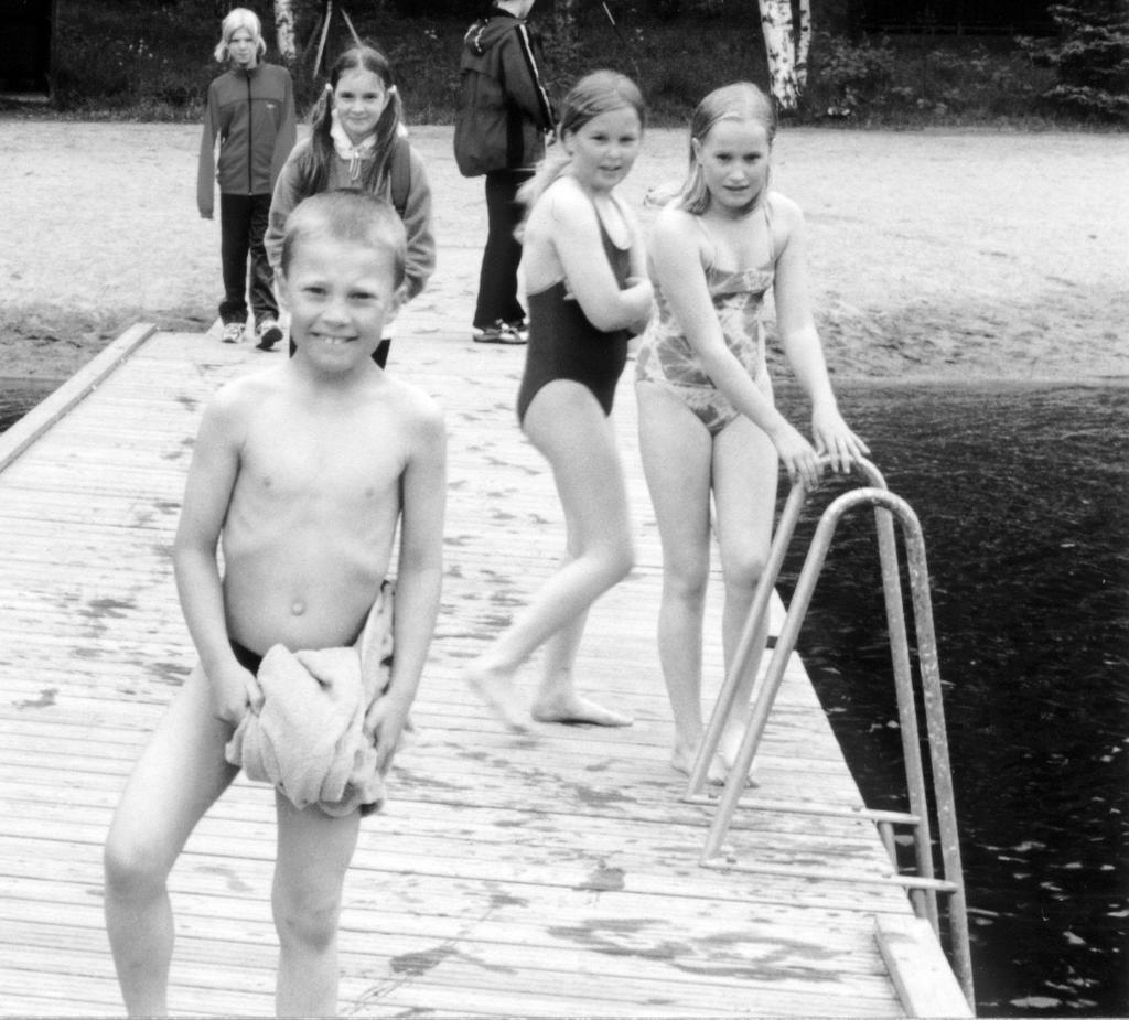 Leiriläiset eivät väsymystä valitelleet vaan iloisia ilmeitä riitti koko viikoksi. Lapset pääsivät viikon aikana kokeilemaan erilaisia pallopelejä, telinevoimistelua, uintia, judoa ja yleisurheilua.
