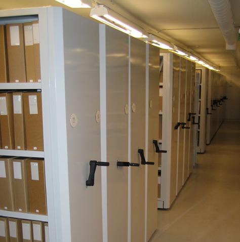 Hyllyjen perusvärisävy on vaaleanharmaa RA 7035.