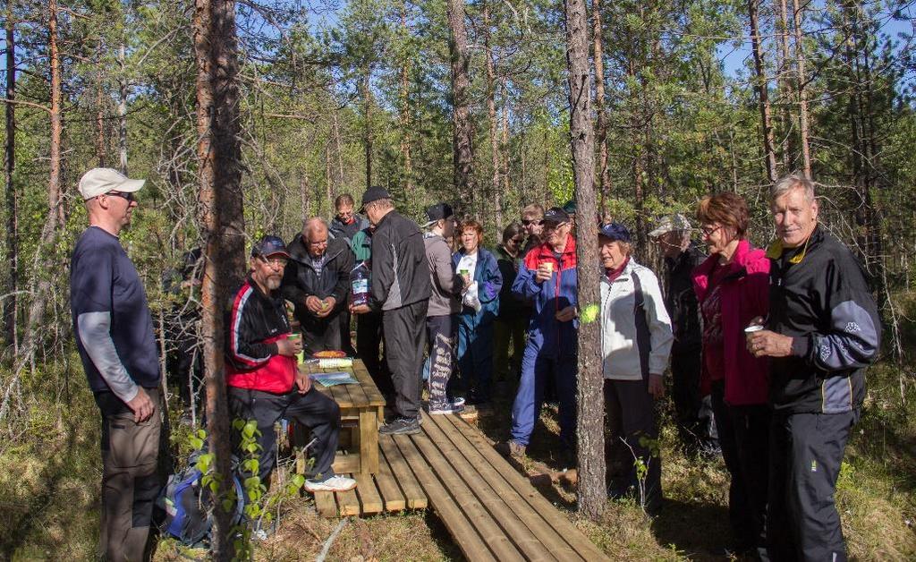 Sivu 6 Toimintakertomus 201 Seuran kotiseututyö vuonna 201 Iso- Naistenjärven- Kurikkakallion luontopolun pitkospuureitti vihittiin käyttöön ja polun varrelle piilotettiin geokätkö.