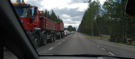 1.3. Liikenne Pohjois-eteläsuunnassa kulkee seututie 637, joka yhdistää Laukaan Jyväskylään.