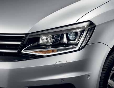 Caddy Comfortlinessa on vakiona mustat kattokaiteet, Caddy High linessa hopeanväriset kattokaiteet. 02 Liukuikkuna avautuu ja sulkeutuu helposti yhdellä kädenliikkeellä.
