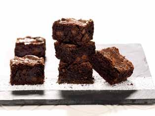 Mini Brownie 15g SUKLAA 27% (KAAKAOMASSA 50%, sokeri, emulgointiaine: SOIJALESITIINI, vanilja), sokeri, KANAMUNA, VEHNÄJAUHO, tiivistetty VOI, rapsiöljy, PEKAANIPÄHKINÄ 5%,
