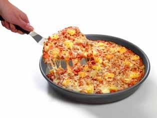Salamipizza 30cm Pohja: VEHNÄJAUHO, vesi, margariini ((kasvirasva (rypsi, palmu, shea alkuperämaa Ruotsi) osin kovetettu, väri E160a)), hiiva, perunahiutale, suola.