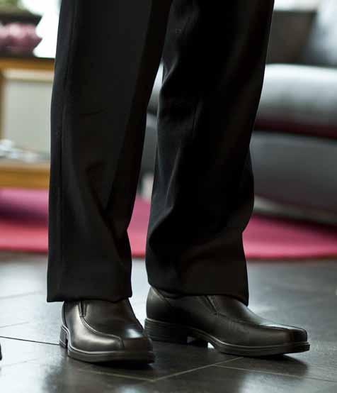 A, polyester pohjainen ESD-lanka, merinovilla, poron XRD - kaksoisiskunvaimennusvyöhykkeet Päällismateriaali PU-pintainen nahka, tekstiili Vuorin materiaali Polyesteriturkis Väri Musta, sininen,