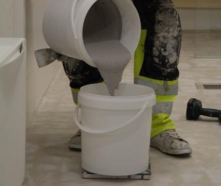 s.13 PINTALAASTI E BETON - ASENNUS e beton on sävytetty, keskikarkea ja todella kova 2-komponenttinen laasti. Extreme soveltuu käytettäväksi ensisijaisesti lattiapinnoilla.