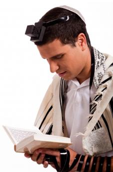 Juutalaisia symboleja Kipa on juutalaisten käyttämä pieni lakki, jota käytetään uskonnollisen toiminnan yhteydessä. Samantyyppistä lakkia käyttävät myös muslimit.