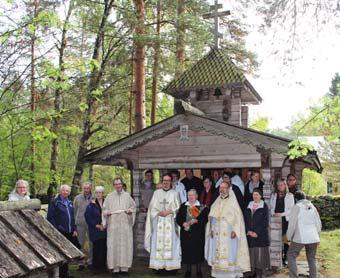 NURMES PYÖTIKÖN RISTIN YLENTÄMISEN Nurmeksen ortodoksisen seurakunnan 1977 rakentama tsasouna sijaitsee harvaa mäntymetsää kasvavalla korkealla niemellä Kojonniemen etelärannalla, Juuan Vuokon