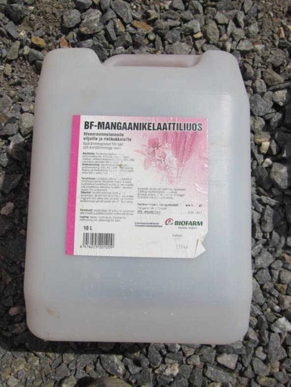 28 litraa, 30 litraa ja 200 litraa (Kuva 6). Tuote on sekoitettavissa torjunta-aineiden kanssa. (BF-Mangaanikelaatti, [viitattu 19.9.2013].) Kuva 6. BF-Mangaanikelaatin myyntipakkaus.