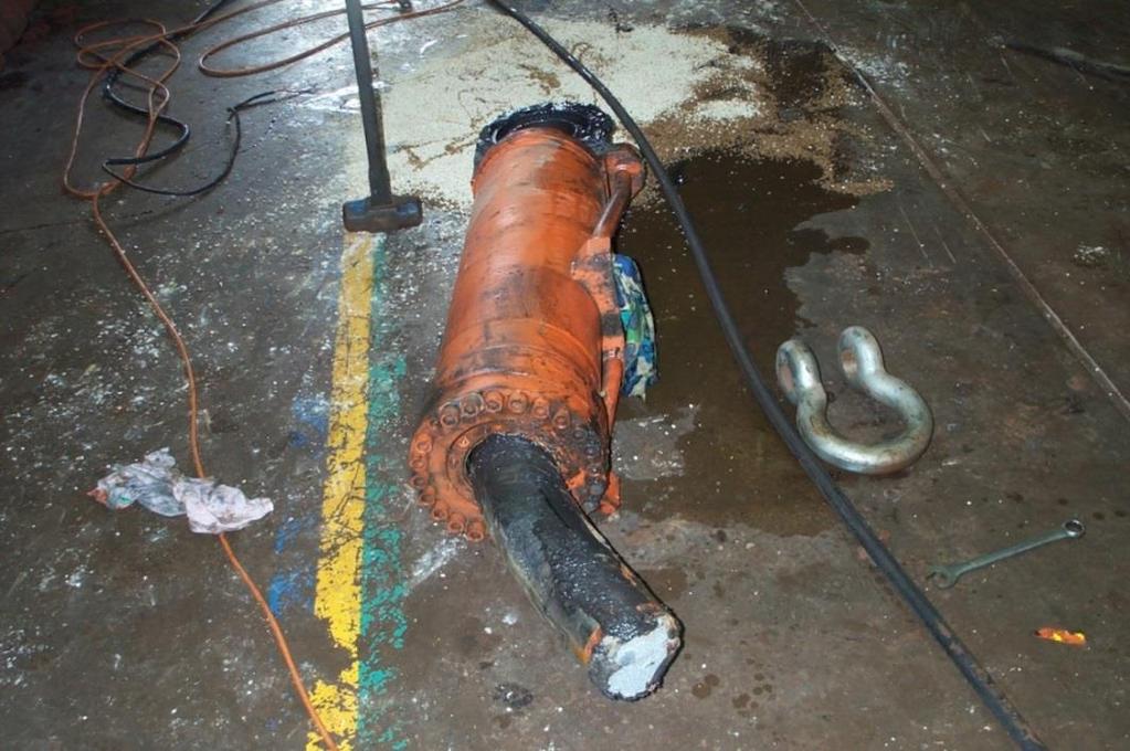4. Hydraulisylinterien vikaantumismallit 34 Kuva 3.11 Männänvarsi nurjahtanut Männänvarren nurjahduksen jälkeen sylinteriä ei voida käyttää ilman korjaamista.