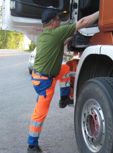 astinlaudat kädensijat oven aukeaminen ja ohjaamon lattia käytä kolmipiste-kontaktia (2 jalkaa + yksi käsi tai 2 kättä + yksi jalka