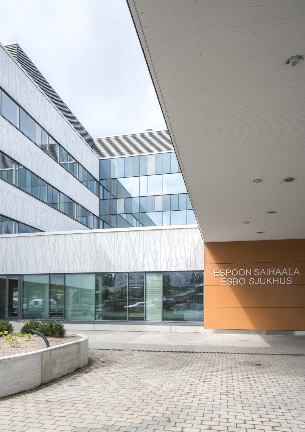 PINTALISTOITUKSET: 20000m PAROC-ELEMENTIT: 1000m² TYONTEKIJÄT: 30 AMMATTITAITOA Julkisivun koristepilarit kuuluivat myös meidän tontille, niin suunnittelu kuin toteutus.