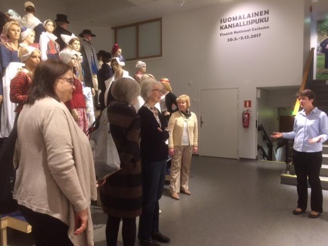 Käsityön museo sijaitsee kävelykaduksi muutetulla Kauppakadulla. Miehensä kyydissä saapunut Anja odotteli meitä Käsityön museon oven edessä.