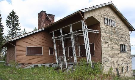 Kivijalka betoni Runko lauta Katemateriaali tiili Vuoraus lauta Väri beige Kunto huono Erityispiirteet koristepilareita kolmella sivulla Rakennukselle tehtiin