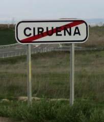Cirueña oli tyhjä lomakaupunki, joka ilmeisesti odotti kesäsesonkia. Ennen kaupunkia oli laajat Rioja Alta Golf Clubin viheriöt.