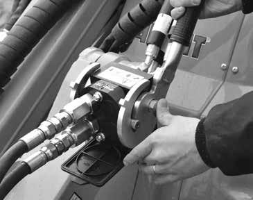 745/750 Kuormaajan hallinta Hydrauliletkujen kiinnittäminen Työlaitteen hydrauliletkut on varustettu sarjapikaliittimellä, jonka ansiosta kaikki letkut kytkeytyvät yhdellä kertaa kuormaajan