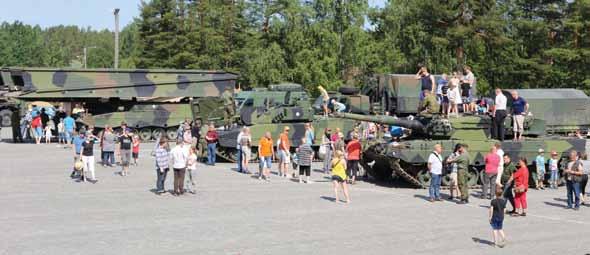Lisäksi Karjalan prikaati toi tilaisuuteen kattavan kalustonäyttelyn.