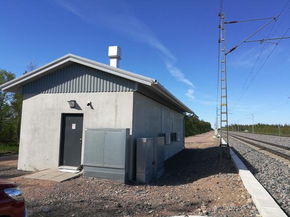Ratasuunnitelmaselostus 22/34 Kuva 11. Vasemmalla kuvassa vastaava laitetilarakennus. Oikealla kuvassa Oulunlahden laitetilan sijoituspaikka. Laitetila ympärille jätetään puustoa.