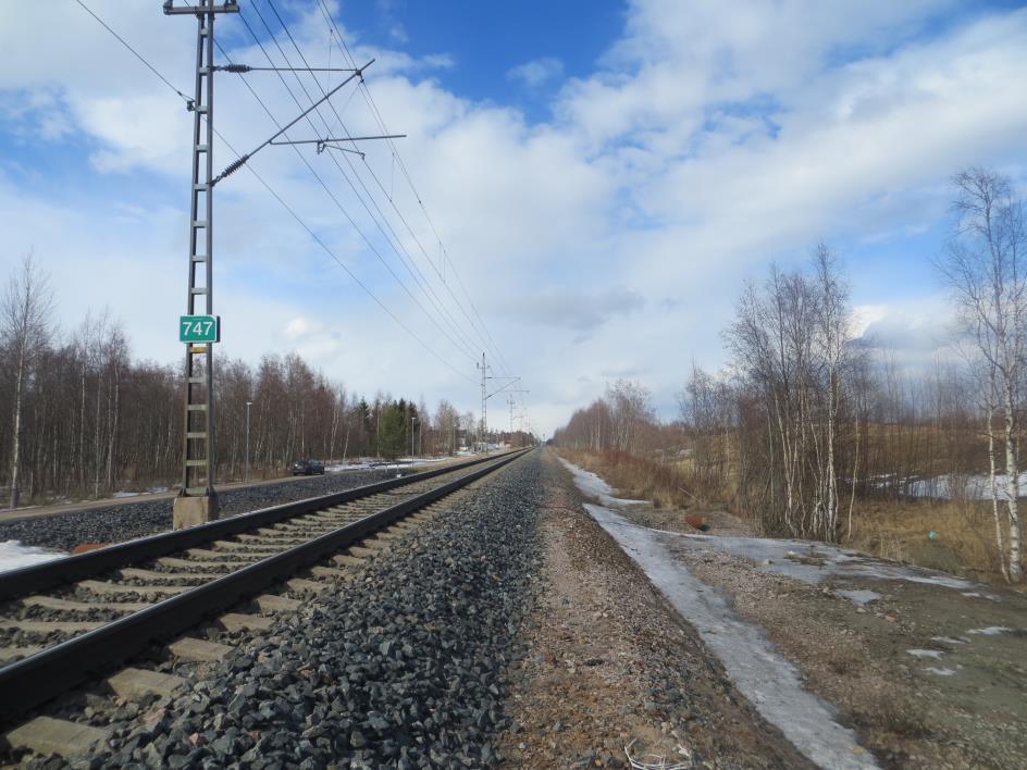 Ratasuunnitelmaselostus 7/34 Kuva 2 Maankäyttö Perkkiöntien pohjoispuolella. Uusi raide sijoittuu nykyisen raiteen oikealle puolelle. Puiden takana näkyy radan ja Toukolankaaren välinen meluvalli.