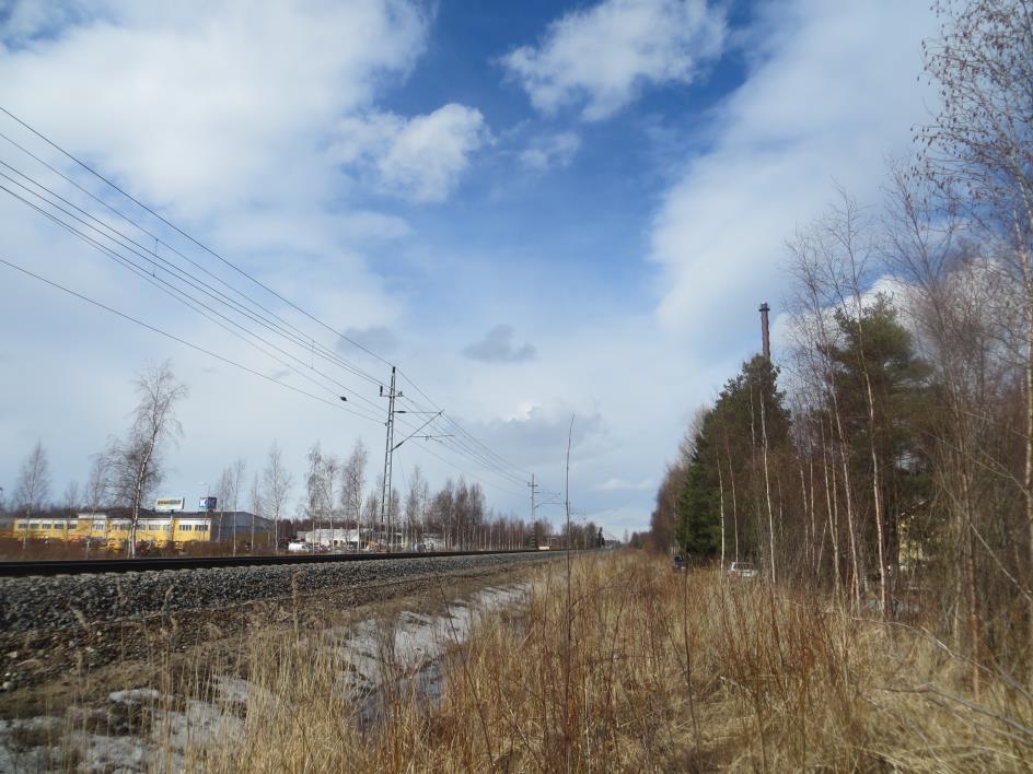 Ratasuunnitelmaselostus 8/34 Kuva 3 Suunnittelualueen eteläpäässä sijaitseva kiinteistö. Pihapiirin männyt ja keltainen rakennus kuvan oikeassa reunassa. 1.