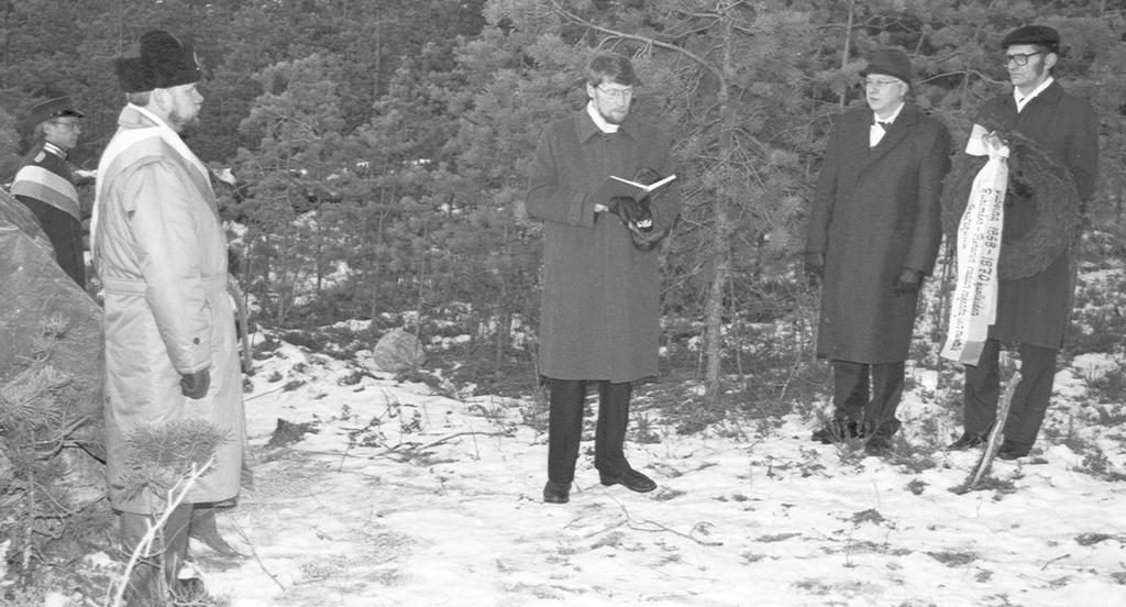 11 Pietarinradan rakentajien Uudenkylän kalmiston muistopaaden paljastustilaisuus itsenäisyyspäivänä 1990.