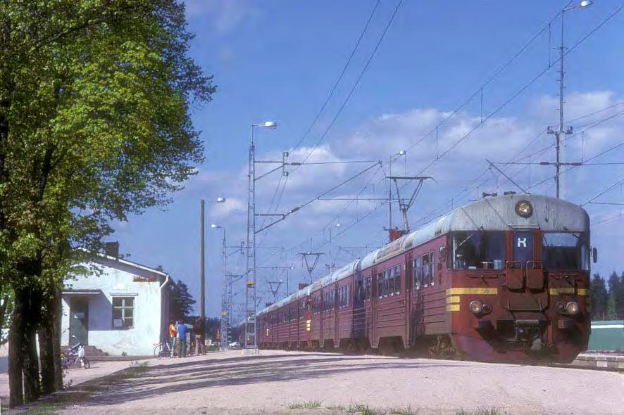 27 Ensimmäinen sähkömoottorijuna saapuu Uudenkylän asemalle, kun taajamajunaliikenne alkoi uudelleen rataosalla Lahti-Kouvola.