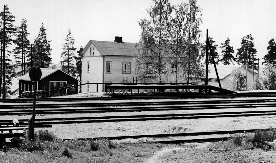 Rautateiden henkilöliikenne Uudessakylässä oli katkennut 1969, toiminut 1979-2004, katkennut taas 2005 alkaen ja alkaa uudelleen 2010-12-12.