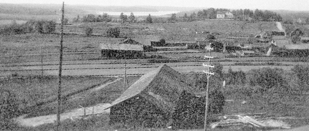 Vasemmassa yläkulmassa Uudenkylän kansakoulu, mikä valmistui 1893. Kokoelma Arno Jarla. Uusikylä 1937. Edessä keskellä Uudenkartanon saha Myllymäeltä.