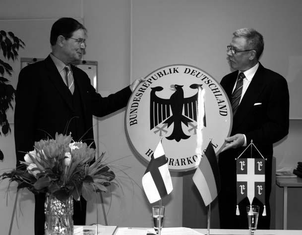 KAUPPAKAMARILAITOKSEN HYVÄKSYMÄT ASIANTUNTIJAT 2006 Keskuskauppakamarin hyväksymät tilintarkastajat (KHT) Kulmala, Tapani, KTM, Ernst&Young Oy Seikola, Simo, tilintarkastaja, Ernst&Young Oy
