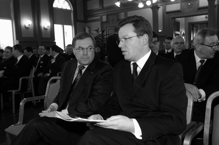 Ennen seminaarin alkua keskustelemassa tilaisuuden alustajat Keskuskauppakamarin puheenjohtaja