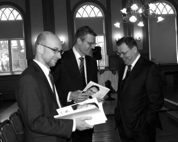 Kauppakamarin 25-juhlajulkaisua tutkivat (vasemmalta) Lännen Tehtaiden johtaja Erkki Lepistö, HK-Ruokatalo Group Oyj:n