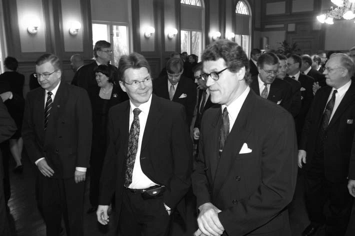 Edessä keskellä Osuuskauppa Keulan toimitusjohtaja Jorma Sieviläinen (kauppakamarin puheenjohtaja v.