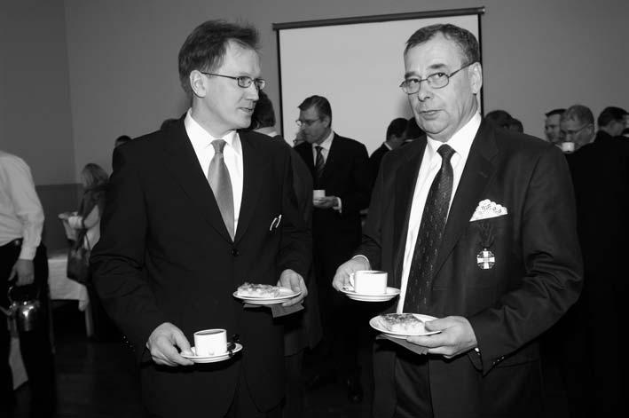 Juhlaseminaarin päätteeksi kahvittelevat Rauman Energia Oy:n toimitusjohtaja Tapio