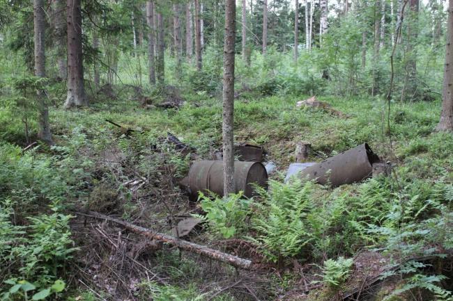 Puro alittaa Loimijoentien ja kulkee kahden omakotitalon pihojen välistä ensimmäiselle lammikolle. Toiselle lammikolle laskiessaan puro kulkee läpi vanhan kuusikon.