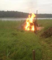 6. Vieraat kotiin Sää,, Ilma C, Vesi C/ cm Aamuna seurattiin, kun pääskyt rakentavat pesää oven yläpuolelle yläikkunan laudan päälle. Iltapäivällä vein mummon ja Tepan kotiin.