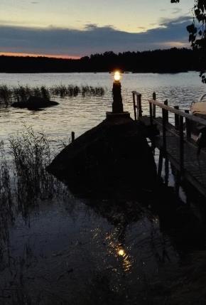 Pe 19.8. Markon ja Tuijan haku ja naapurit mökille Aurinkoista, SE5, Ilma 20 C, Vesi 18 C/ +20cm Majakan valo!
