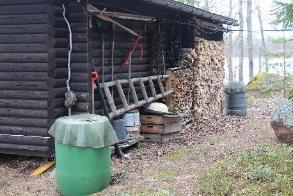 Ke 27.4. Käynti mökillä kahvin keitossa Lähdin iltapäivällä töiden jälkeen auringon alkaessa pilkotella katsomaan, mikä mökillä tilanne.