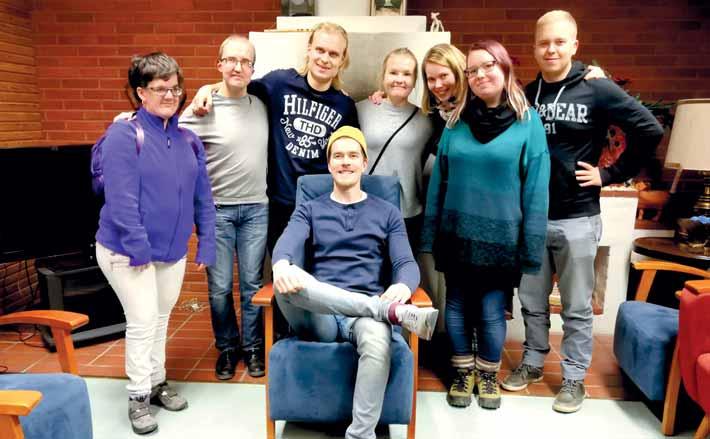 Nuorten tapaamisen osallistujia ja ohjaajia. Kuulonäkövammaisten nuorten tapaaminen Teksti: Roberta Rajala.