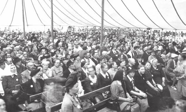 IRJA ILMONIEMEN ARKISTO MARKO HALTTUNEN Yleisö odottelee raamattutunnin alkamista vuonna 1945. IRJA ILMONIEMEN ARKISTO Vuoden 1945 yhdistetty konferenssikuoro.