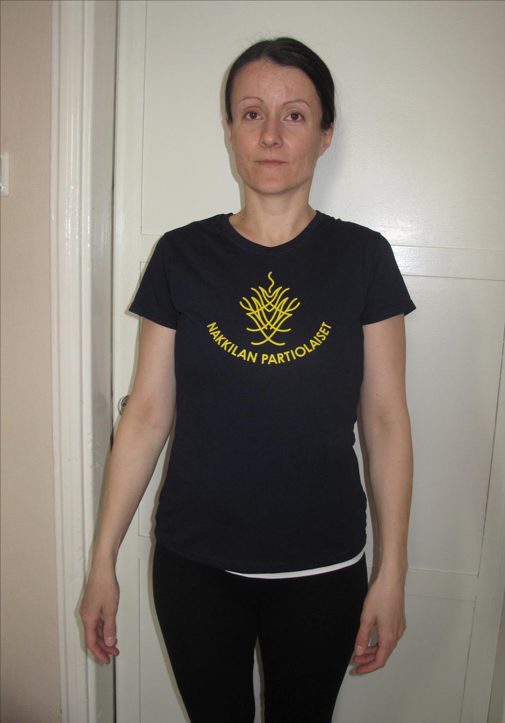 KANGASKASSI Kuvassa T- paita 5 (väri: sininen keltaisella nuotiologolla tai luonnonvalkoinen sinisellä nuotiologolla) AVAIMENPERÄPOLETTI (metallinen, jossa