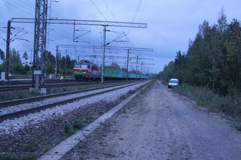 Uusi sivuraide suunniteltiin lähtemään 5 metrin päästä läntisen tulovaihteen takajatkoksesta. Raideväliksi pääraiteeseen asetettiin 7.0 metriä.