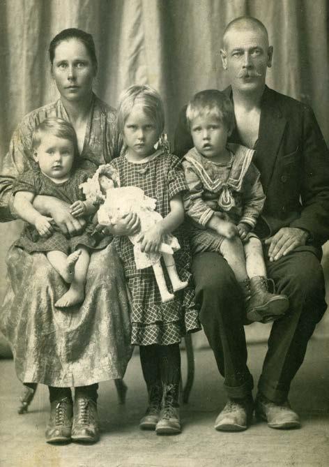 Vuonna 1922 hän kävi hakemassa sinne myös tyttärensä. Heitä tarvittiin lastenhoitajiksi, kun äidin uuteen perheeseen oli kasvanut.