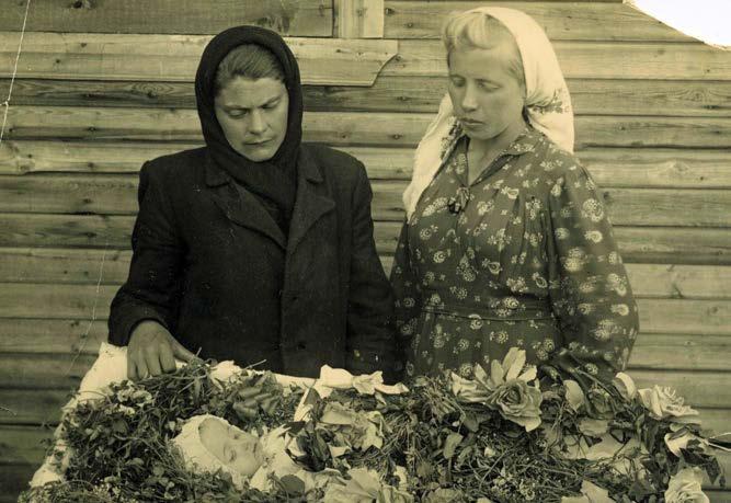 Ruuasta tuli pula, kun tilan tuotto ei riittänyt edes verojen maksamiseen. 17-vuotias Lyyli pakeni itseään nuoremman sisarensa Maijan kanssa Suomeen 24.6.1929.