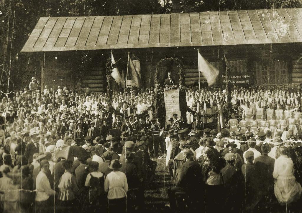 INKERI JUHLII Tuutarissa vuonna 1918 pidettyjen viimeisten laulujuhlien banderolleissa otettiin kantaa myös muuhun kuin musiikkiin: Eläköön kansojen vapaa itsemääräämisoikeus.