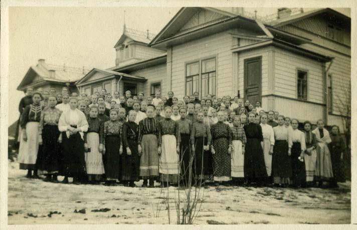 Neuvostoaikana kirkot suljettiin, ja niiden jäsenet hajosivat Stalinin vainoissa ympäri maata.