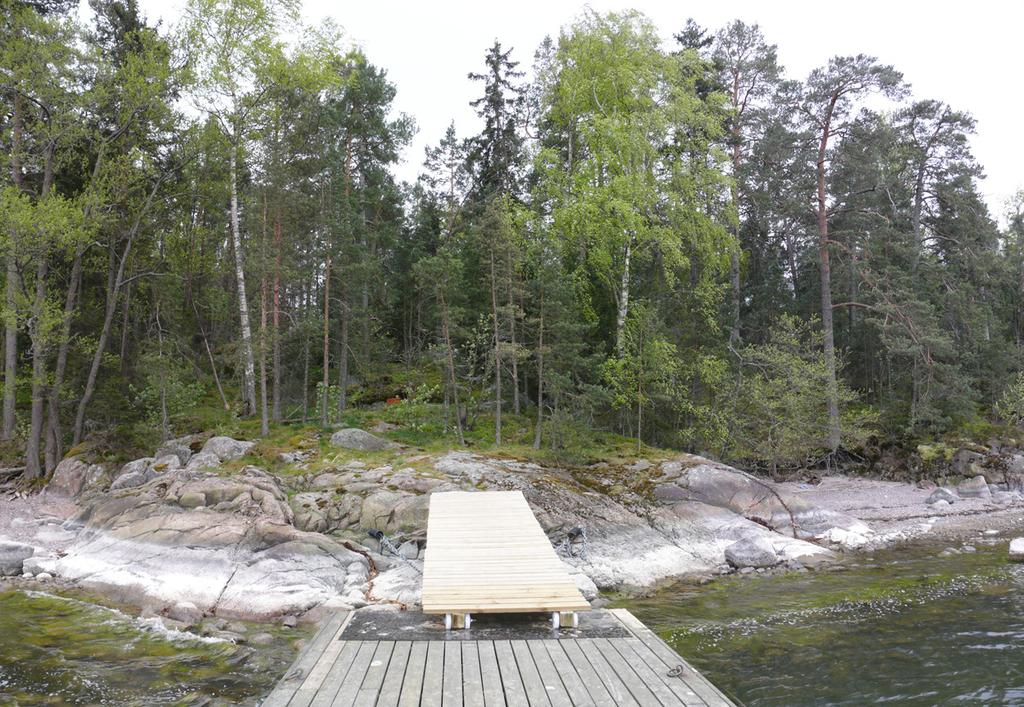 12 Yllä Käärmesaaren nykyinen