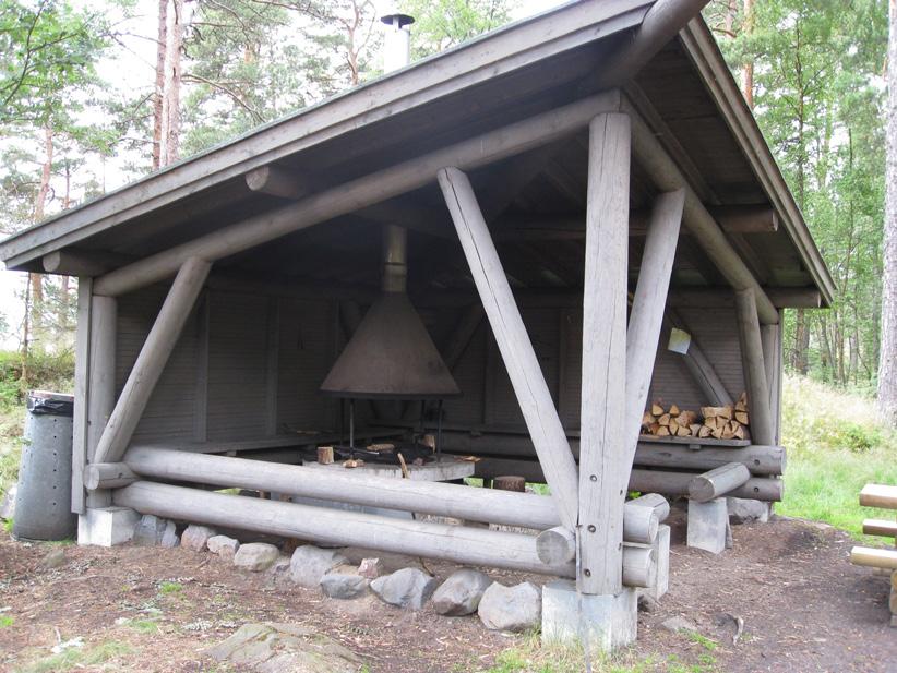 15 Espoon kaupungin virkistysalueella oleva keittokatos. Käärmesaaressa katos on esitetty käsiteltäväksi tervalla. 4.1.8 Polku Saarta kiertävä polku kunnostetaan samalla, kun saaren metsät hoidetaan.