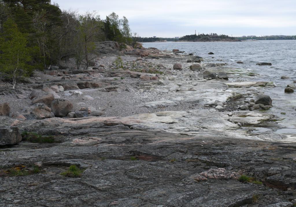 6 2. Työn tarkoitus ja tavoitteet Käärmesaari sijaitsee ulkoilun näkökulmasta ihanteellisessa paikassa Espoon ja Helsingin rajan tuntumassa Espoon puolella.