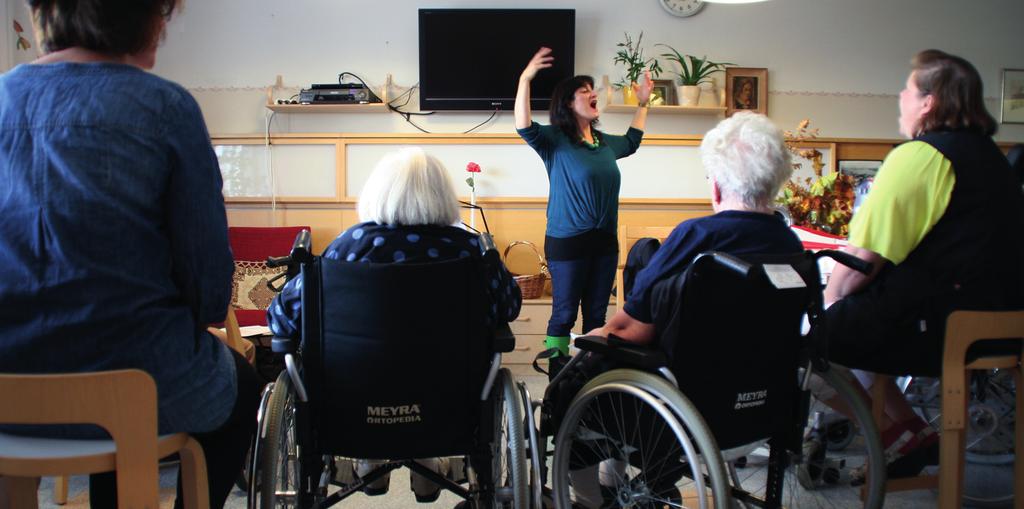 LA VOIX DES FEMMES NAISTEN ÄÄNI TANSSITEOS Toimintavuonna Kassandra aloitti uuden produktion rakentamisen yhdessä burkinafasolais-suomalaisen Thilé Danse -kollektiivin kanssa.
