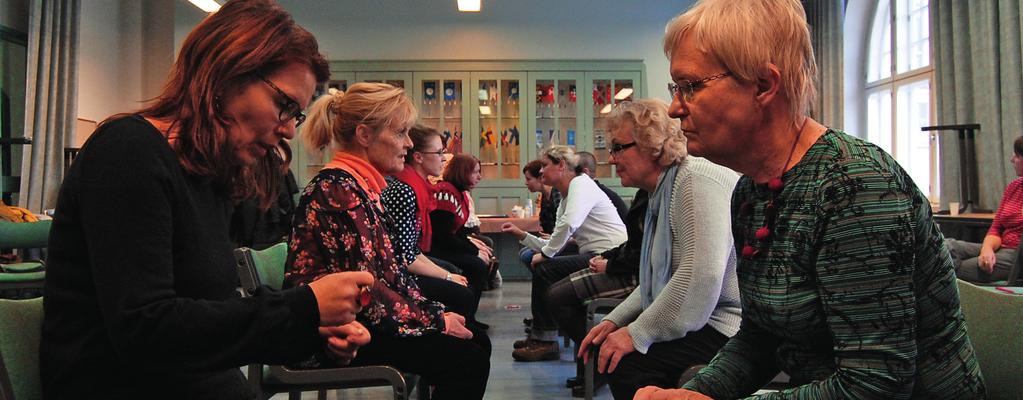 tapahtuvan koulutuksen vaatimukset. Koulutuksissa opittiin välineitä mm. kehon herättelyyn kehonhallinta- ja ääniharjoitusten avulla ja ryhmäytymiseen luottamusharjoitusten avulla.