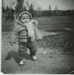 KYLÄLÄISEN ESITTELY Mirja, Sanna, Nita ja Viki Mirja vuonna 1957 KOTISEUTUMME ENNEN JA NYT KYLÄTALON HISTORIAA, OSA II Käksikymmenluvullä Vihiniemen tyo vä entälon toimintä oli värsin vilkästä.